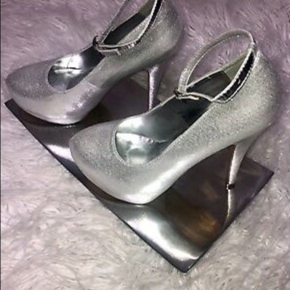 Delicacy silver stiletto pumps